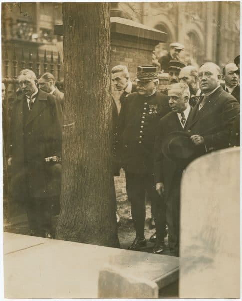 7066.Q.11: Marshall Joffre, Viviani, Mayor Smith, Samual Vauclain at Franklin's grave