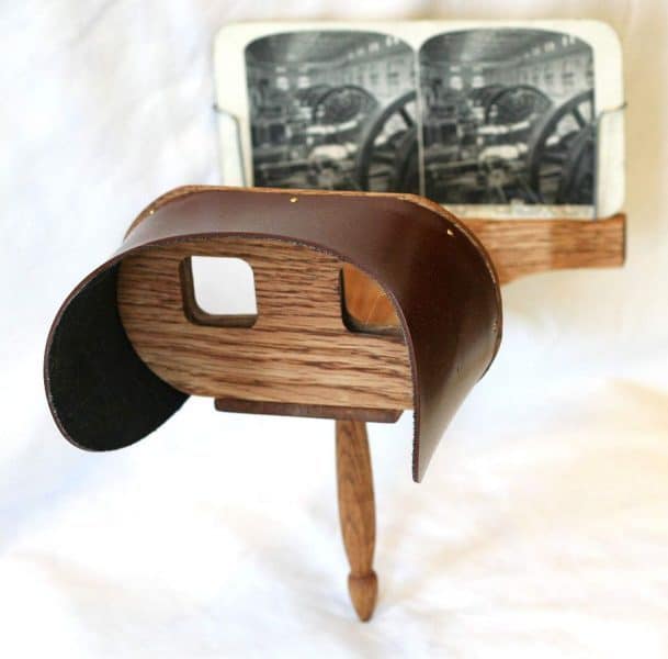 A hand-held stereograph viewer, after the design popularized by Oliver Wendell Holmes, with a stereograph inserted. Creator: Davepape, 2006. Source: Wikimedia Commons