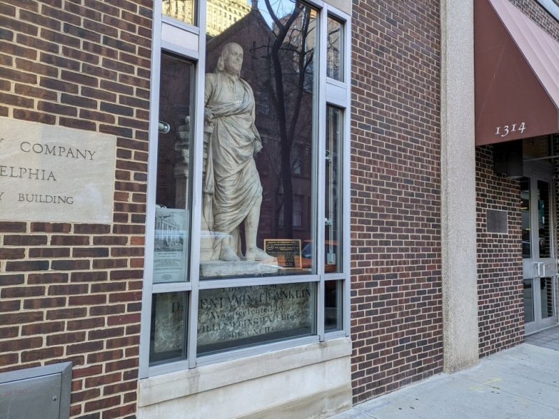 Photograph of exterior of current Library Company building with niche for Franklin statue