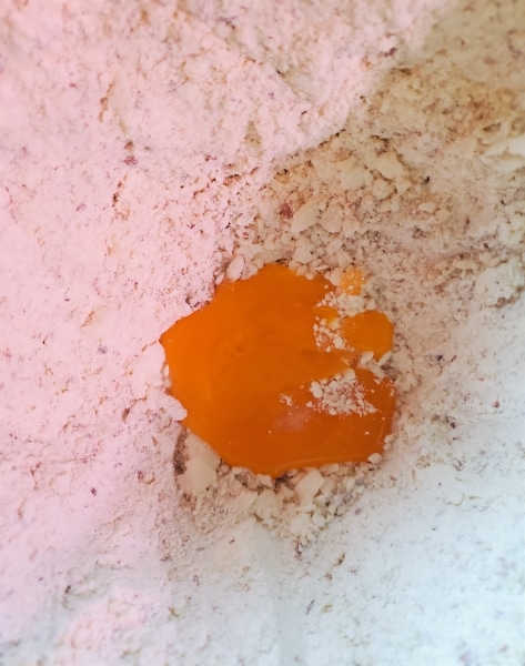 Nesting egg yolk in crust ingredients